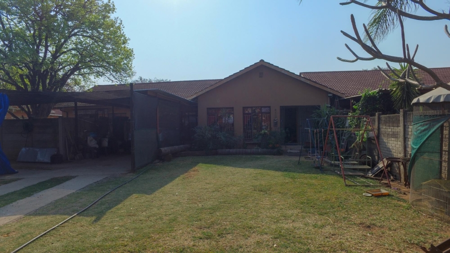 6 Bedroom Property for Sale in Oos Einde North West